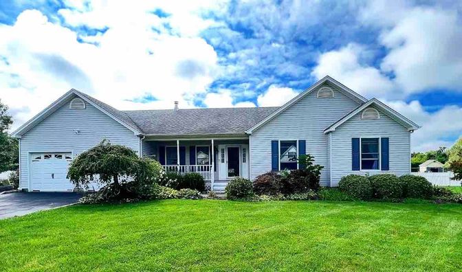 Attached, Exterior, Facade, Ranch