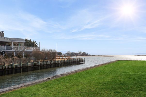 Exterior, Lake