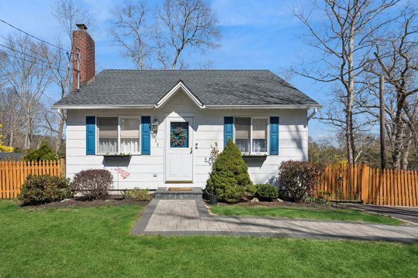 Exterior, Facade, Cape Cod