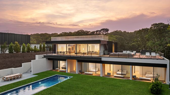 Backyard, Exterior, Facade, Pool, Modern