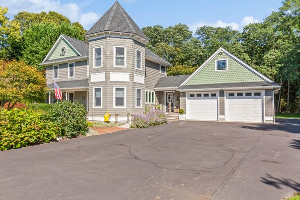 Attached, Exterior, Facade, Queen Anne Victorian