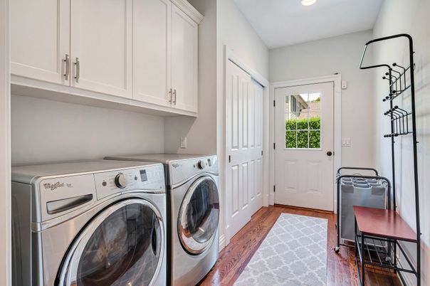 Interior, Recessed Lighting, Washer, Wood Texture Flooring