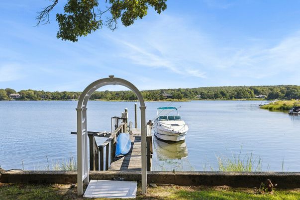 Exterior, Lake