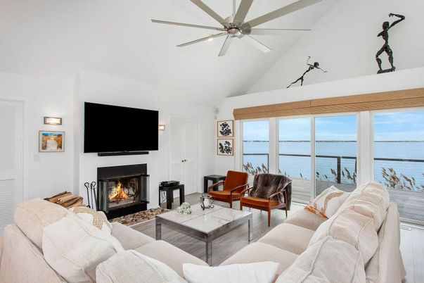 Fireplace, Interior, Living room, Water