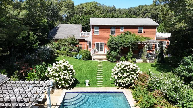 Exterior, Facade, Pool, Log Home