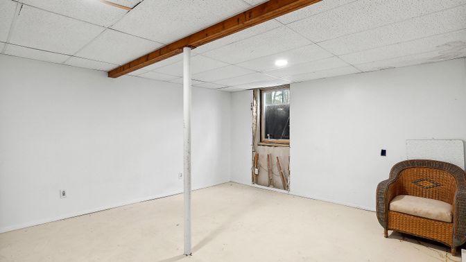 Empty room, Interior, Recessed Lighting, Wooden Beams