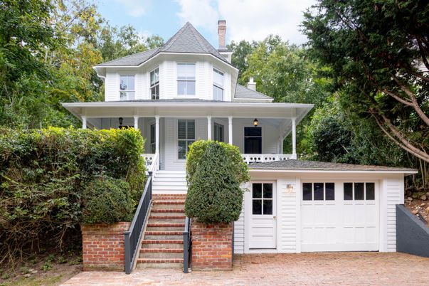 Attached, Exterior, Facade, Queen Anne Victorian