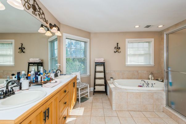 Bathroom, Dual Sink Vanities, Interior, Recessed Lighting