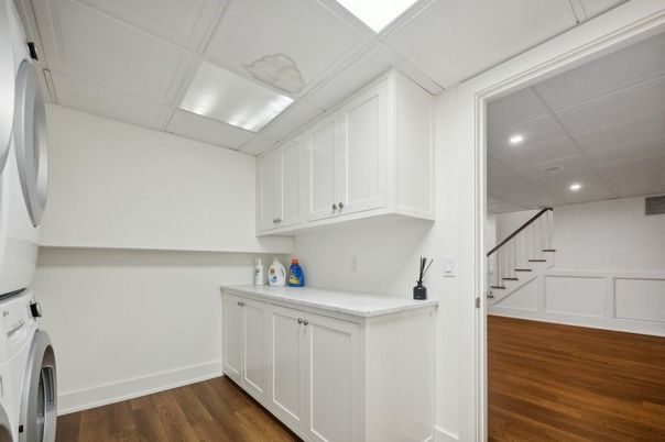 Interior, Recessed Lighting, Washer, Wood Texture Flooring