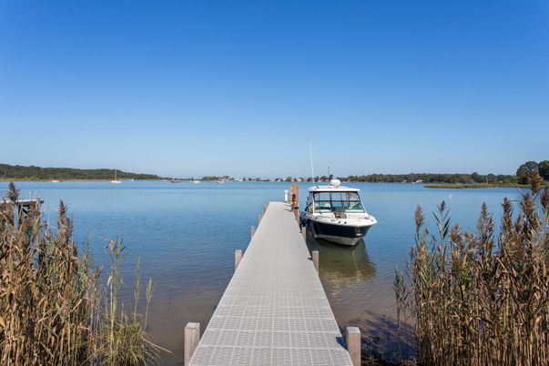 Exterior, Lake