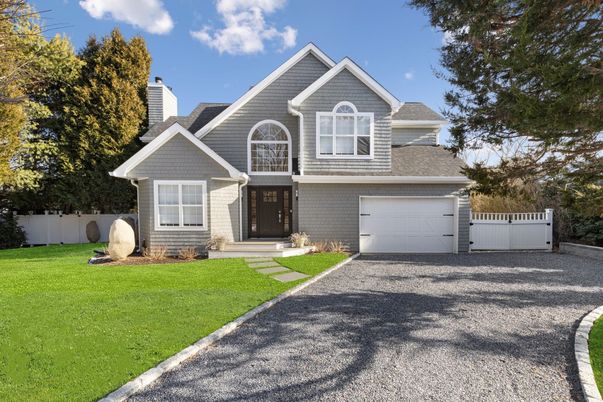 Attached, Exterior, Facade, Brick Traditional