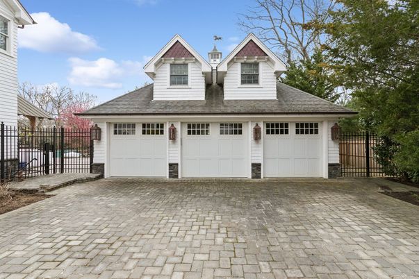 Attached, Exterior, Facade, Cape Cod