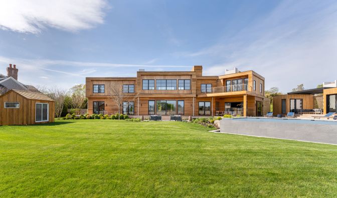 Backyard, Exterior, Facade, Pool, Modern