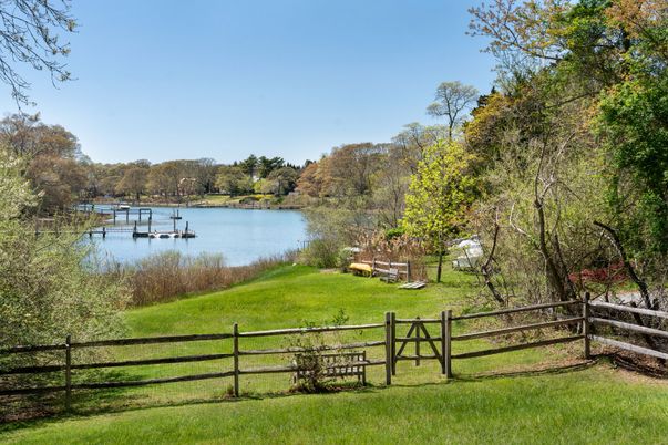 Exterior, Lake