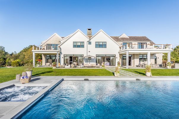 Exterior, Facade, Pool, Farmhouse