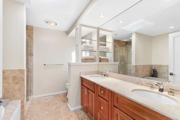 Bathroom, Dual Sink Vanities, Interior, Recessed Lighting