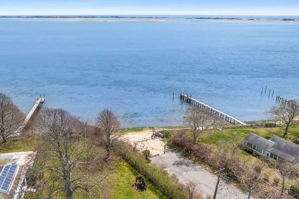 Exterior, Lake