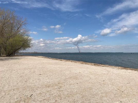 Exterior, Lake