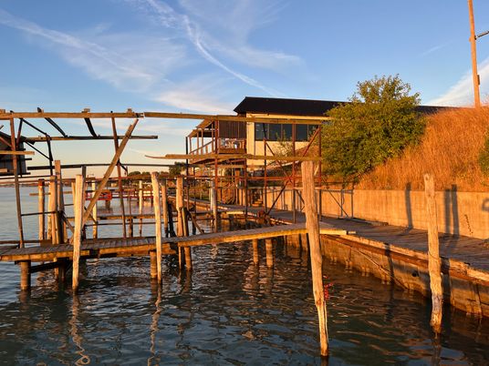 Exterior, Lake