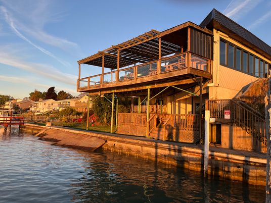 Exterior, Lake
