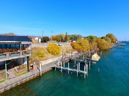 Exterior, Lake