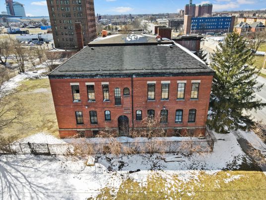 Exterior, Facade, Brick Facade, Georgian