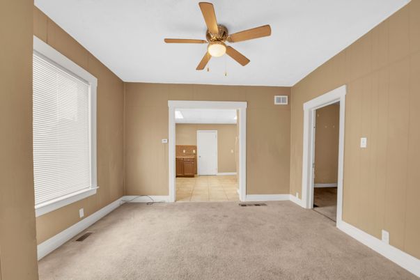 Empty room, Interior