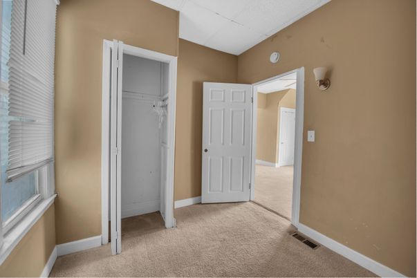 Empty room, Interior