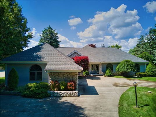 Exterior, Facade, Ranch