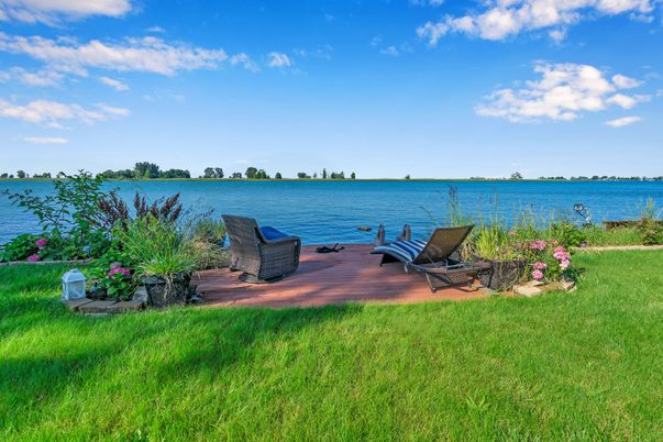 Exterior, Lake