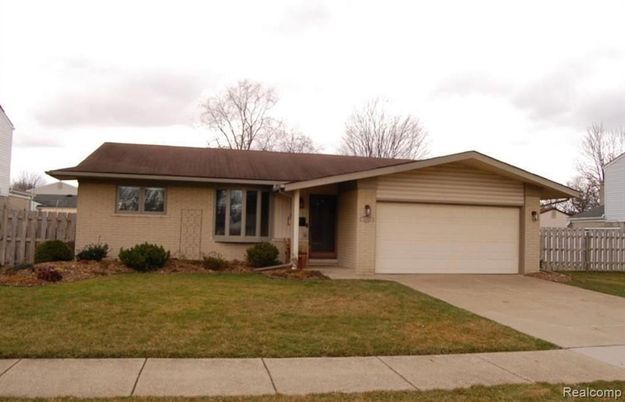 Attached, Exterior, Facade, Ranch