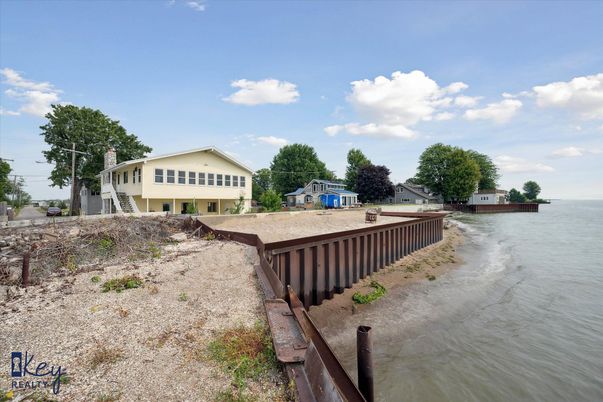Exterior, Lake