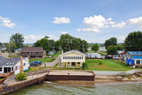 Exterior, Lake