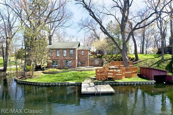 Exterior, Lake
