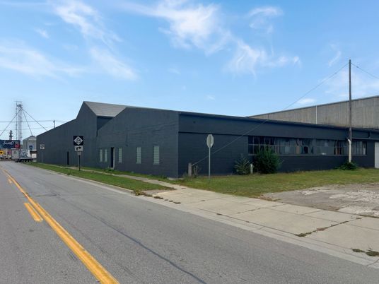 Exterior, Facade, Modern