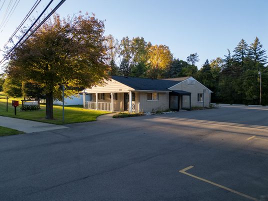 Exterior, Facade, Ranch