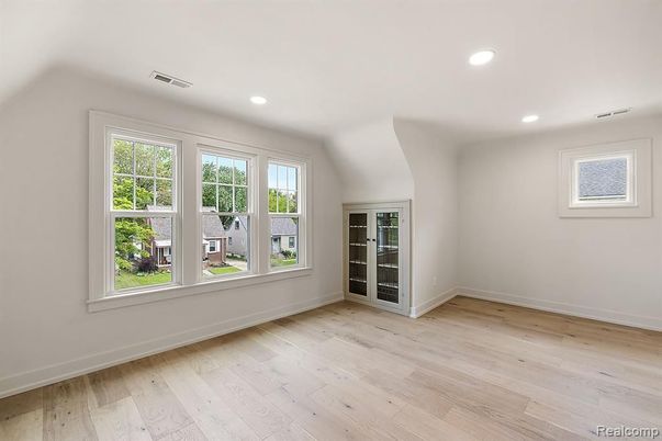 Empty room, Interior, Recessed Lighting, Wood Texture Flooring