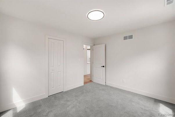 Empty room, Interior