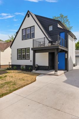 Attached, Exterior, Facade, Farmhouse