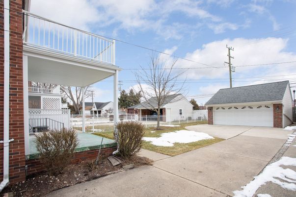 Detached Garage, Exterior