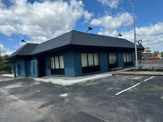 Exterior, Facade, Brick Facade, Ranch