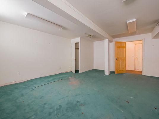 Empty room, Interior