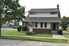 Exterior, Facade, Brick Facade, American Foursquare