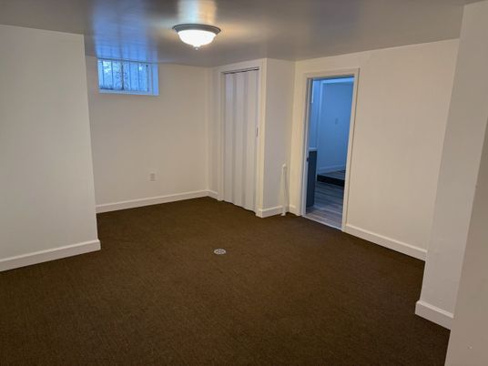 Empty room, Interior