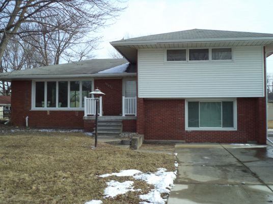 Exterior, Facade, Brick Facade, Split Level