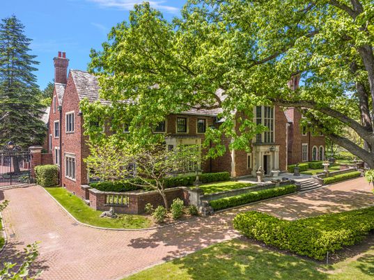 Exterior, Facade, Brick Facade, Rowhouse