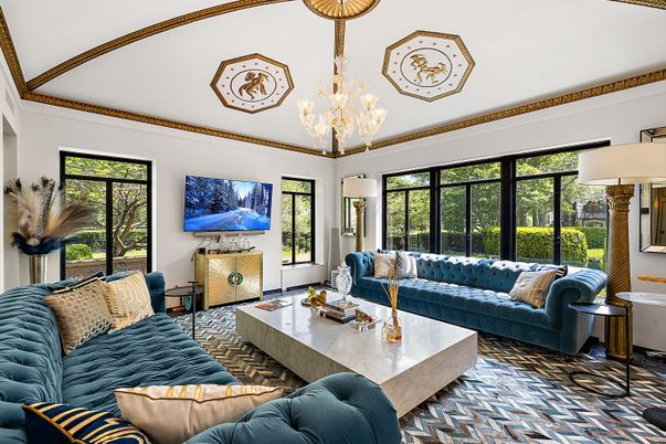Chandelier, Interior, Living room