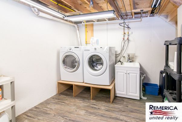Interior, Washer, Wood Texture Flooring