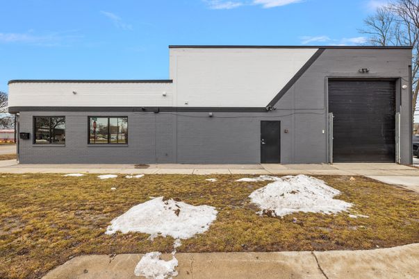 Attached, Exterior, Facade, Farmhouse
