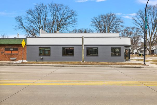Exterior, Facade, Ranch